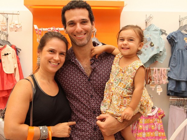 Mohamed Hasfouch com a mulher, Clarissa, e a filha, Ana Flor, em shopping no Rio (Foto: Foto Rio News)