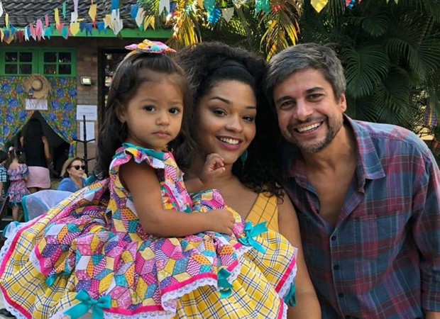 Juliana Alves e o marido Ernani Nunes com a filha, Yolanda (Foto: Foto: Reprodução/Instagram) Juliana Alves e o marido Ernani Nunes com a filha, Yolanda (Foto: Foto: Reprodução/Instagram)