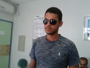 Irmão do soldado morto, Marcos Fabrício da Silva lamenta perda (Foto: Carolina Sanches/G1)