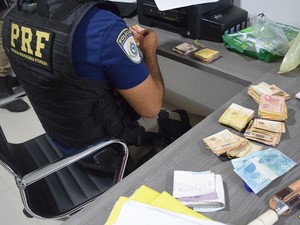 Dinheiro foi apreendido em escritório de quadrilha na Bahia (Foto: Divulgação/ PRF Bahia) Dinheiro foi apreendido em escritório de quadrilha na Bahia (Foto: Divulgação/ PRF Bahia)