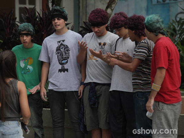 Paulino e meninos já com cabelos pintados (Foto: Pedro Curi / Tv Globo)