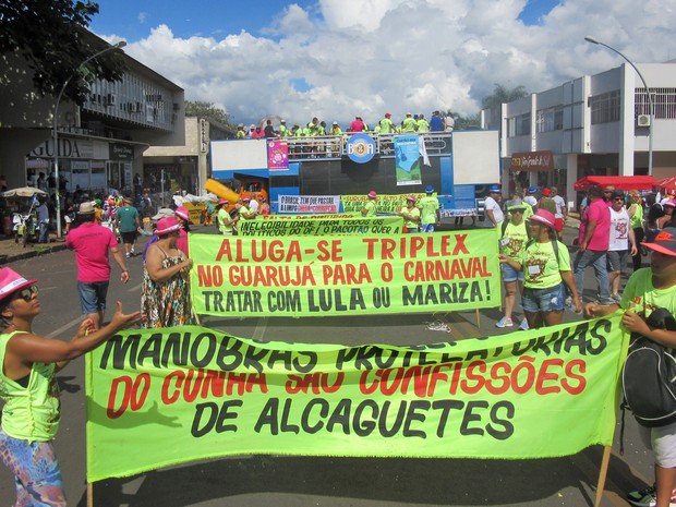 Foliões desfilam com faixas e cartazes contra a política do Brasil no Pacotão (Foto: Jéssica Nascimento/G1) Foliões desfilam com faixas e cartazes contra a política do Brasil no Pacotão (Foto: Jéssica Nascimento/G1)