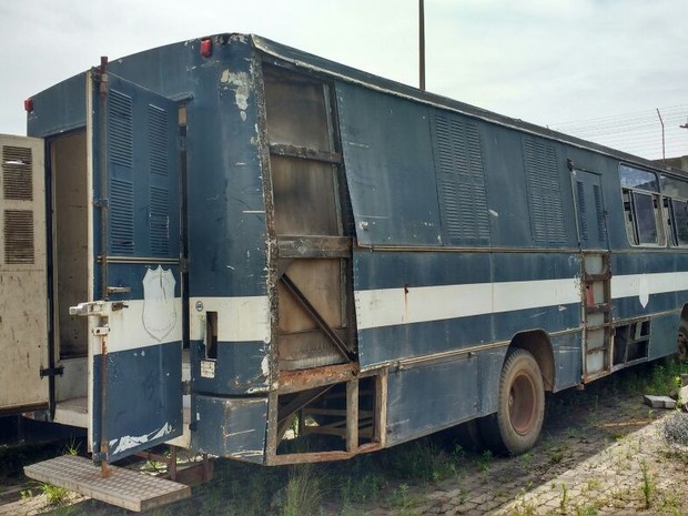 Foto mostra ônibus antes da lavagem e pintura, quando foi encontrado abandonado (Foto: Divulgação/SSP)