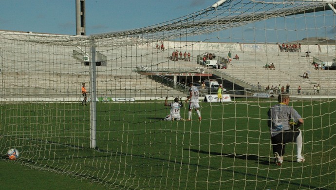 tácio gol santa-cruz x sport campina (Foto: Expedito Madruga / GloboEsporte.com)
