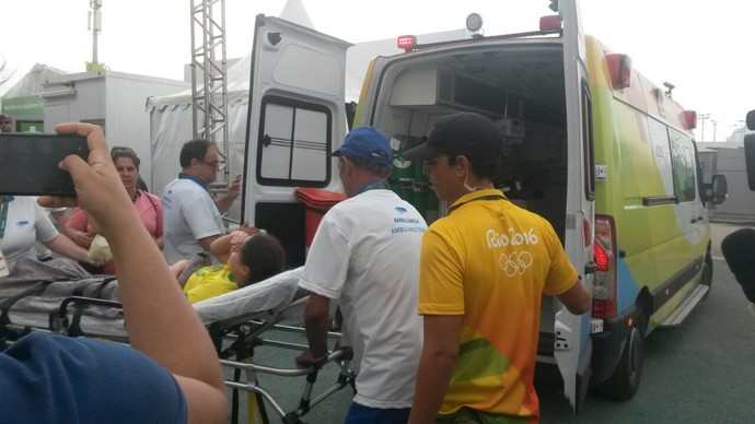 Menina Ana Luisa, de 11 anos, foi encaminhada ao hospital (Foto: Richard de Souza/ Globoesporte.com)