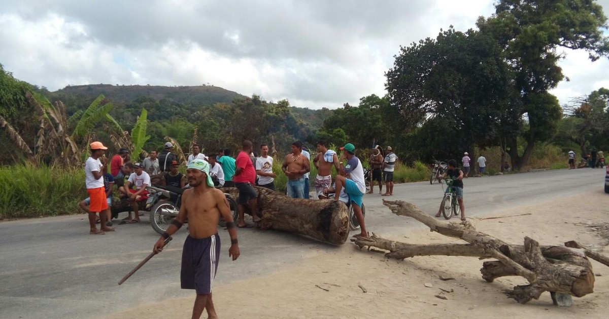Índios da tribo Wassu Cocal fecham BR-101, em Joaquim Gomes - Globo.com