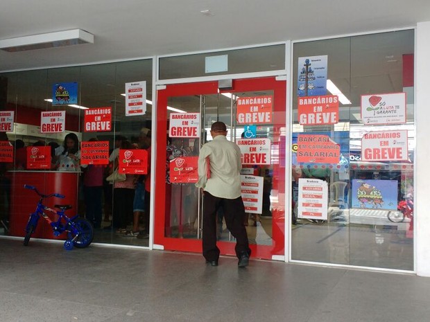 Bancos permanecem fechados por causa da greve em Maceió (Foto: Marcio Chagas/G1)