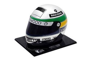 Capacete prateado em homenagem a Ayrton Senna (Foto: Divulgação)