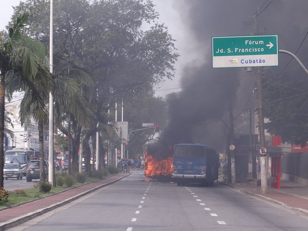 Dois nibus tambm foram queimados na avenida 9 de Abril, em Cubato (Foto: Roberto Strauss/G1)