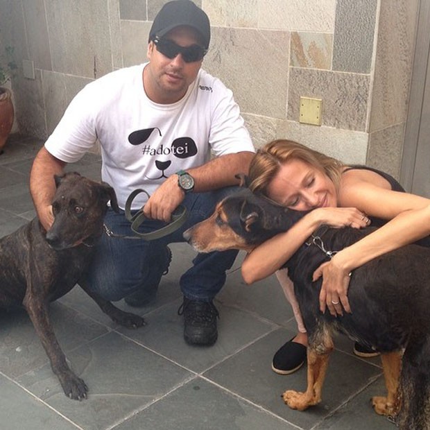Luisa Mell abraça cachorrinha Esperança (Foto: Reprodução/Instagram)