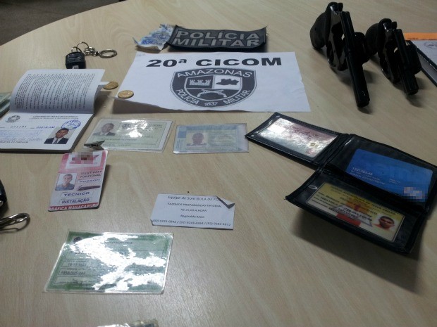 Documentos e armas apreendidas com a dupla (Foto: Divulgação/Polícia Civil)