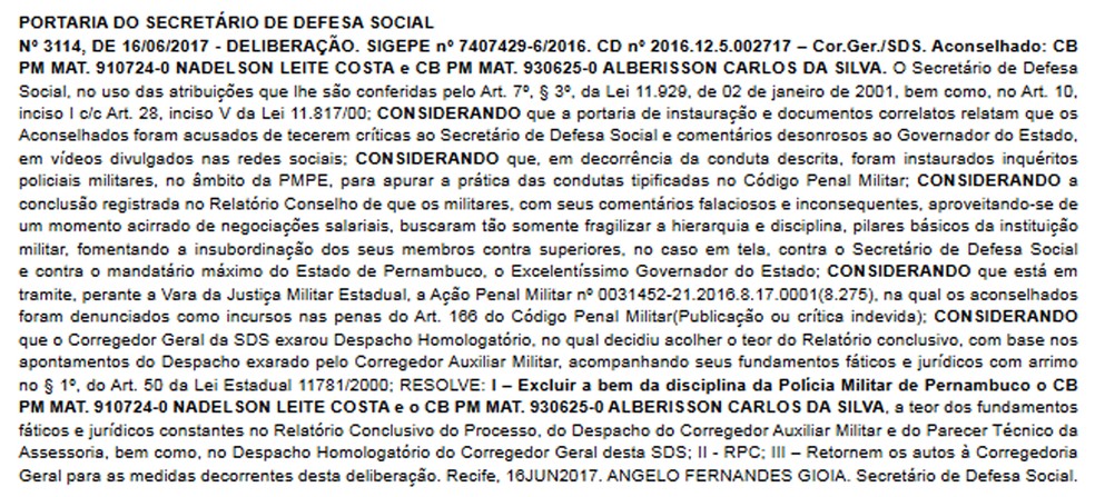 Portaria com a exclusão dos dois policiais foi publicada no Diário Oficial deste sábado (17) (Foto: Reprodução/Diário Oficial de Pernambuco)