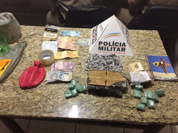 Material apreendido foi levado para a delegacia junto ao casal preso (Foto: Polícia Militar/Divulgação)