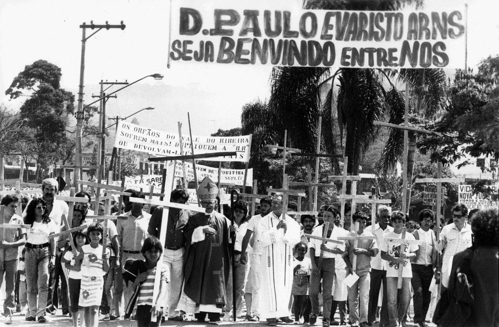 Dom Frei Paulo Evaristo Arns, arcebispo de São Paulo, visita a região do Vale do Ribeira em 1989 (Foto: Lena Vettorazzo/Estadão Conteúdo/Arquivo)