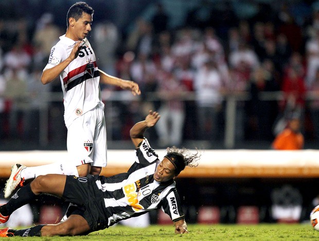 Ganso Ronaldinho Gaúcho jogo São Paulo Atlético-MG (Foto: Reuters)