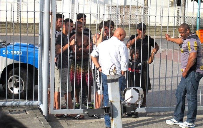 protesto da torcida do Botafogo com a polícia (Foto: Thales Soares)