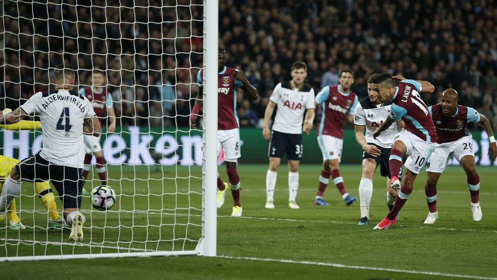Lanzini, dentro da pequena área, fuzilou Lloris para marcar para o West Ham (Foto: Reuters / Andrew Couldridge)