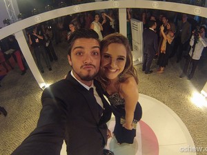 O ator fez caras e bocas com a amiga Juliana Paiva na festa do vem_aí (Foto: Rodrigo Simas/Gshow)