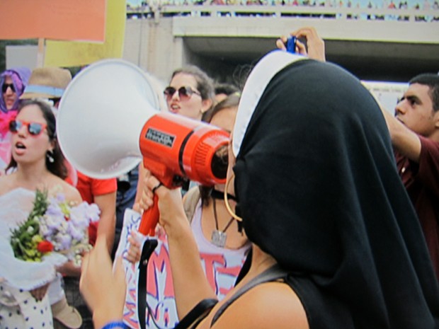 Manifestante vestida de freira na Marcha das Vadias do DF (Foto: Rede Globo / Reprodução)