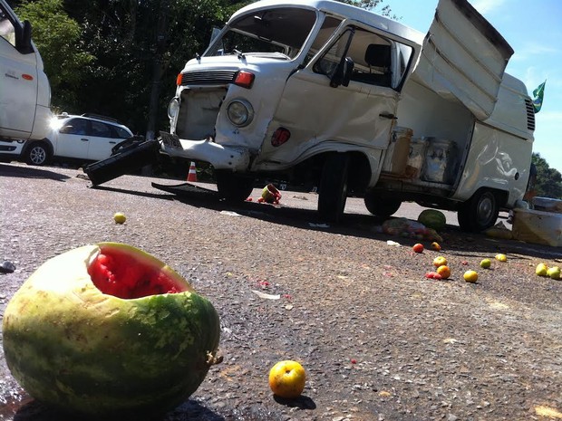 Kombi fazia transporte de alimentos para uma empresa situada no bairro Santa Etelvina (Foto: Camila Henriques/G1 AM)