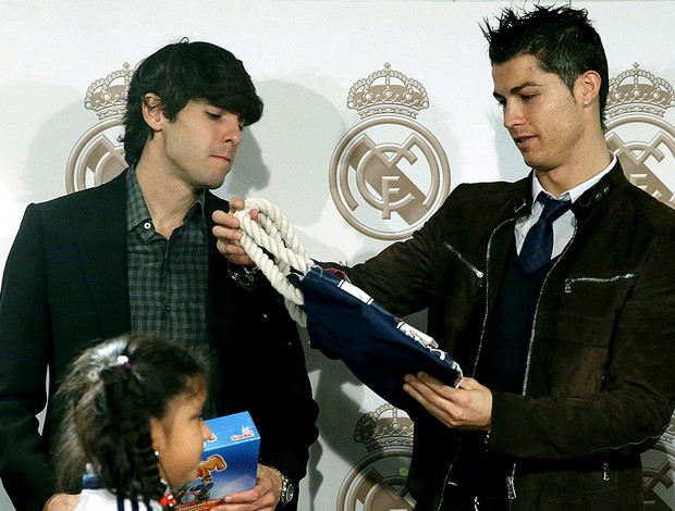 Kaká e Cristiano Ronaldo em evento de Natal do Real Madrid (Foto: EFE)