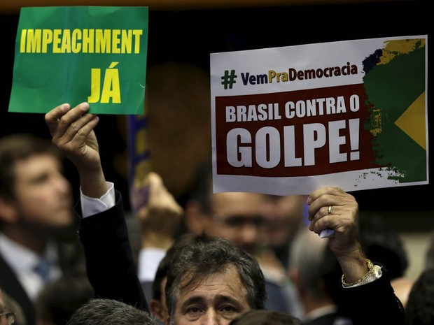 Parlamentares exibem cartazes a favor e contra o impeachment no plenário da Câmara dos Deputados (Foto: Ueslei Marcelino/Reuters)
