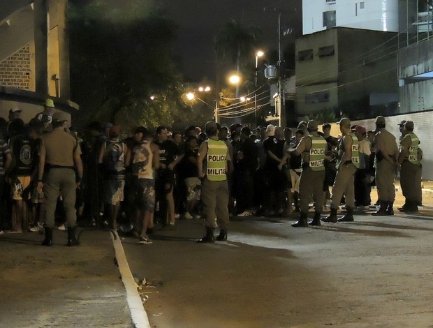 polícia ilha do retiro (Foto: Elton de Castro)