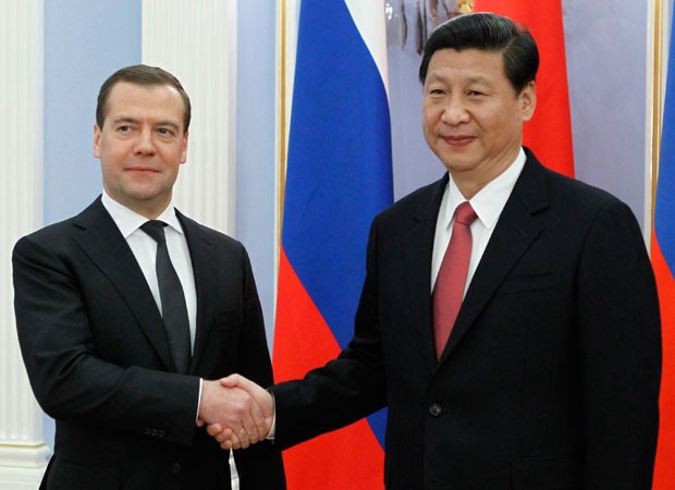 Presidente chinês, Xi Jinping (à direita), com o primeiro-ministro russo, Dmitry Medvedev (Foto: Dmitry Astakhov/AP) Presidente chinês, Xi Jinping (à direita), com o primeiro-ministro russo, Dmitry Medvedev (Foto: Dmitry Astakhov/AP)