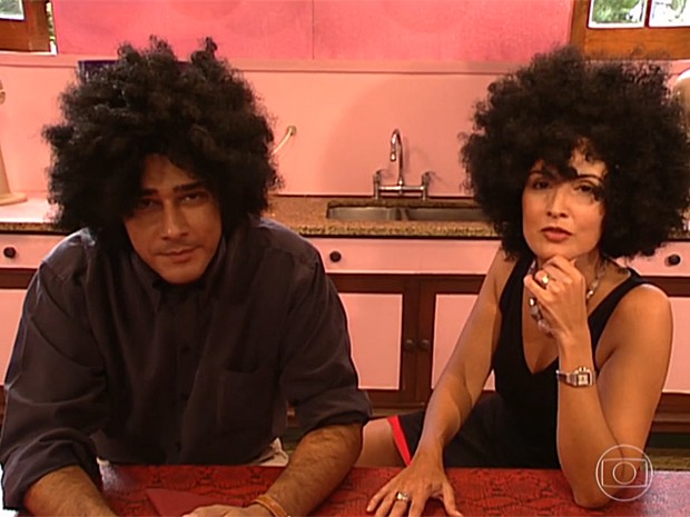 Fátima Bernardes e William Bonner usam peruca black power (Foto: Vídeo Show / Gshow)