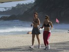 De barriga de fora, Adriana Esteves corre na praia