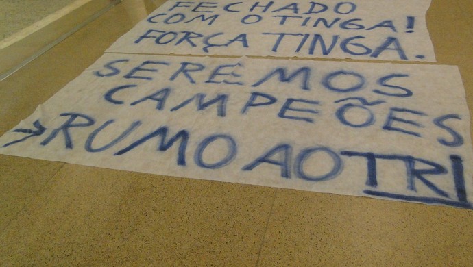 Torcedores Cruzeiro aeroporto Confins solidariedade Tinga (Foto: Mauricio Paulucci)