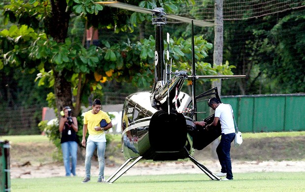 Nixon e Leo Moura em helicoptero no treino do Flamengo (Foto: Cezar Loureiro / Agência O Globo)