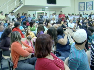 Manifestantes se reúniram dentro da câmara de
Ancheita. (Foto: Reprodução/TV Gazeta)