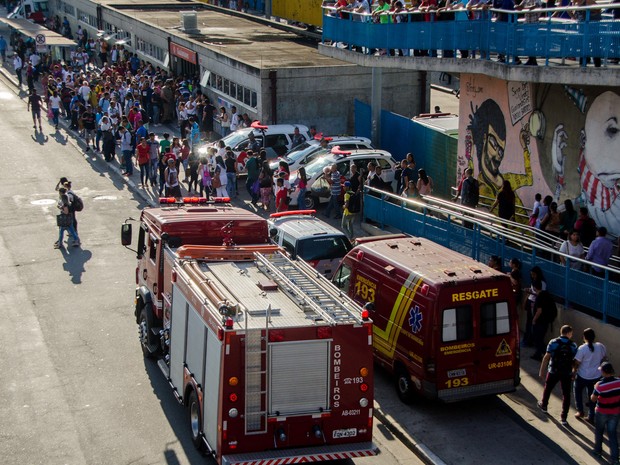 Ambulâncias e viaturas da polícia e do corpo de bombeiros são vistas na estação Guaianases, da CPTM, na zona leste de São Paulo, após suspeita de bomba (Foto: Gero/Estadão Conteúdo)