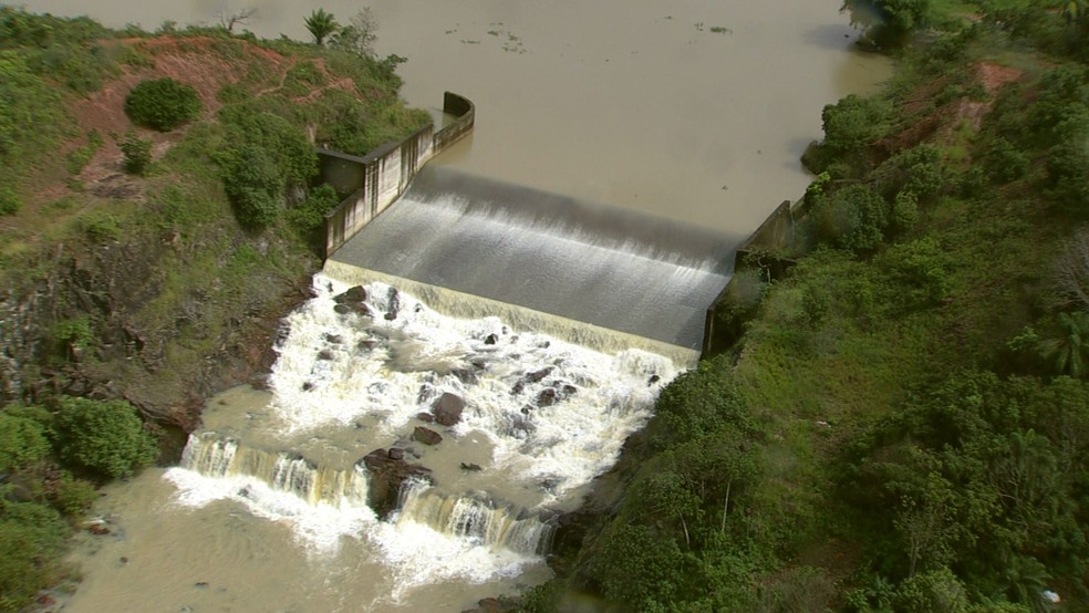 Barragem de Pirapama, no Grande Recife, teve adutora desligada para permitir reparos em tubula&ccedil;&otilde;es  (Foto: Reprodu&ccedil;&atilde;o/TV Globo)