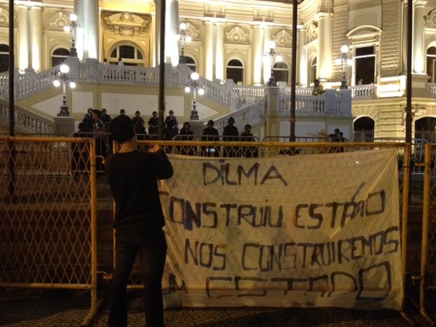 Manifestantes chegam ao Palácio Guanabara por volta das 18h40 (Foto: Alba Valéria Mendonça/G1)