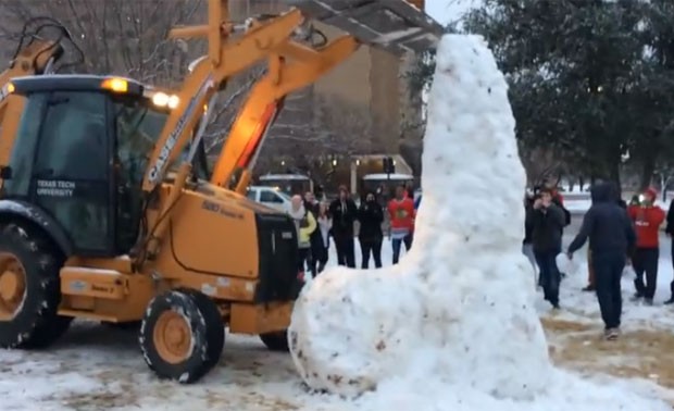 Universidade Texas Tech destruiu escultura de neve de pnis feita por estudantes (Foto: Reproduo/YouTube/Kendeezy38)
