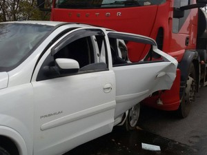 Carro era ocupado por cinco pessoas, quatro ficaram feridas. (Foto: George Gonçalves/Inter TV dos Vales)
