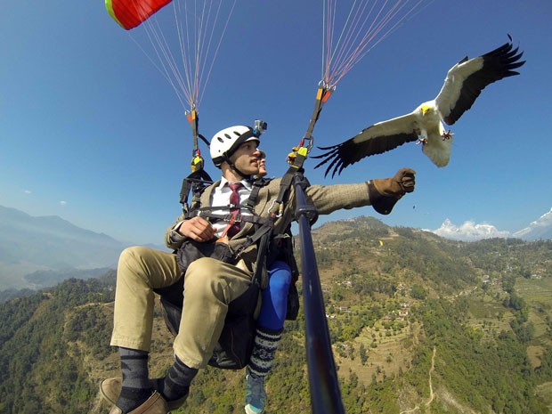 Voo de paraglider é acompanhado por abutre (Foto: ©Exclusivepix/IBERPRESS)