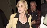 De blusa transparente, Sharon Stone deixa sutiã em casa (Reprodução)