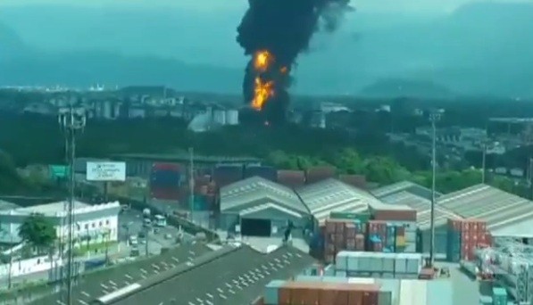 Explosão em tanque de combustível causa incêndio em Santos