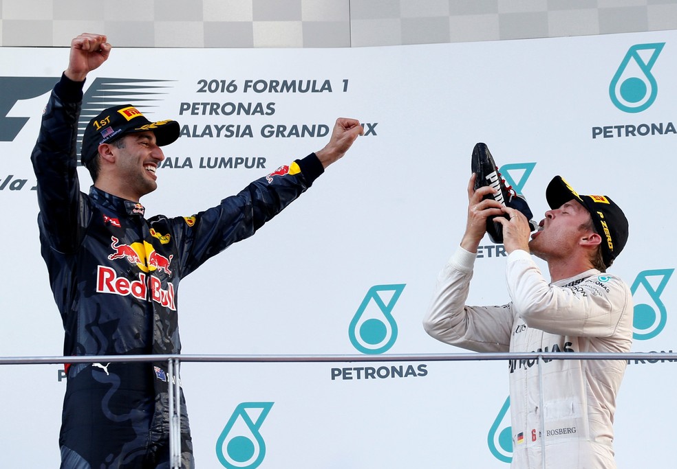 Nico Rosberg faz o shoey no pódio do GP da Malásia e Daniel Ricciardo celebra (Foto: Reuters)
