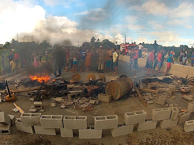 Moradores fecham BA-526 em protesto contra cobrança de pedágio (Foto: Imagem/ TV Bahia)