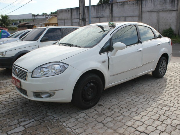 Táxi teve lateral danificada durante fuga de suspeitos (Foto: Adneison Severiano/G1 AM)