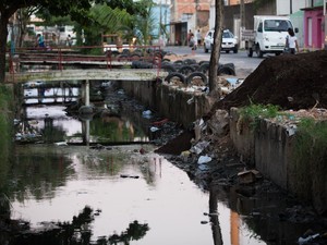 Sujeira toma conta das margens do canal da Levada (Foto: Jonathan Lins/G1)