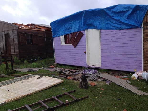 Casas foram destelhadas pelo vento forte (Foto: Nathalia King/RBS TV)