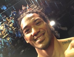 Ben Henderson tira selfie na pesagem do UFC (Foto: Reprodução/Twitter)