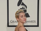 No Grammy 2015, Miley Cyrus usa vestido com recorte no bumbum