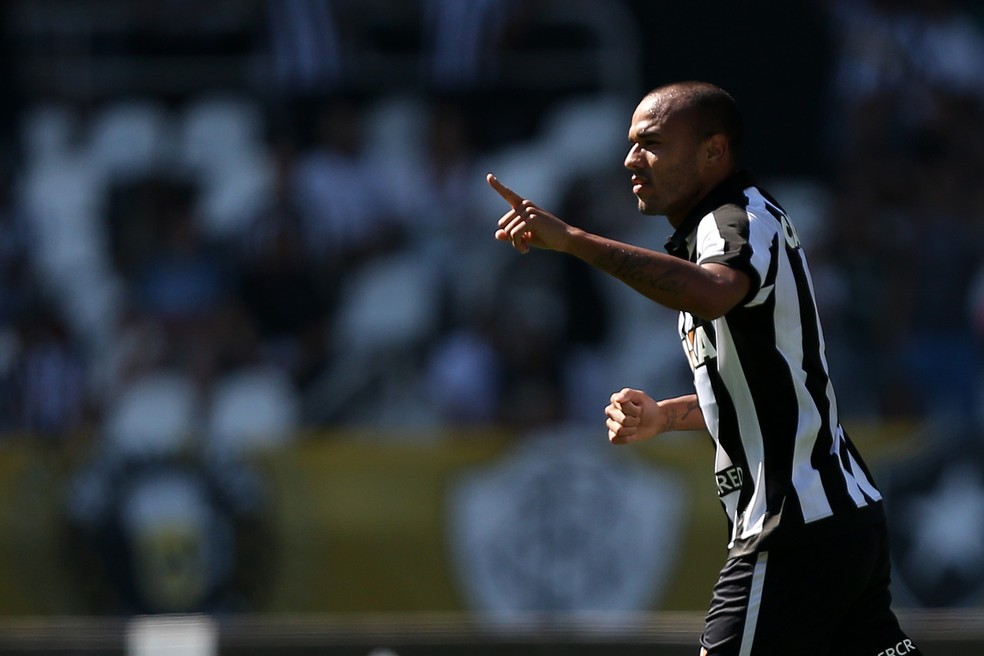 Roger marcou o primeiro gol no Brasileirão (Foto: Vitor Silva/SSPress/Botafogo)