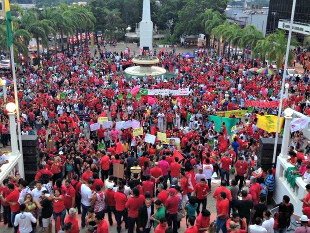 Organização estima 1,5 mil pessoas em manifesto contra contra o impeachment da presidente Dilma Rousseff, em Rio Branco, no Acre (Foto: Caio Fulgêncio/G1)